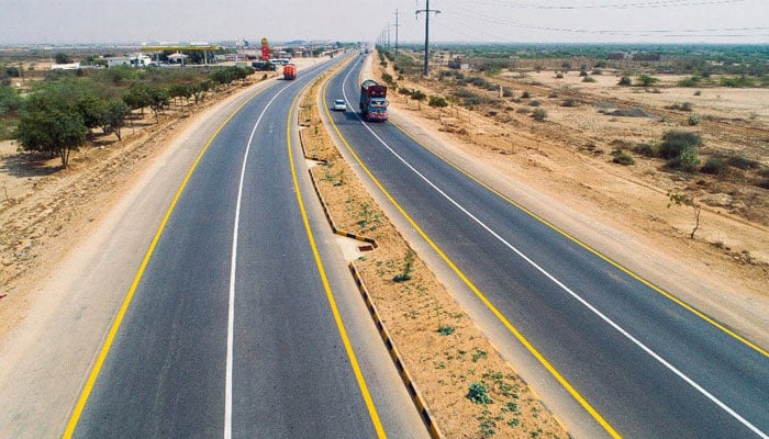 نیشنل ہائی وے پر سندھ کے کئی مقامات پر سفر خطرناک قرار، سفر نہ کرنے کی ہدایات