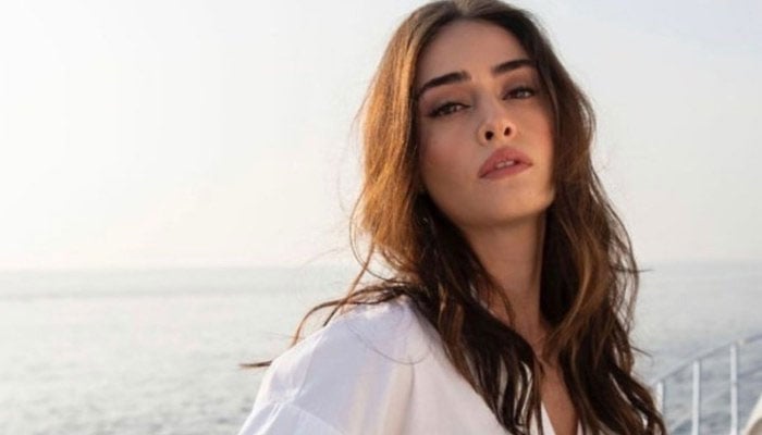 Esra Bilgic stuns in latest selfie: see