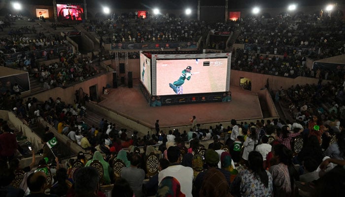 اسٹیڈیم میں پاکستانی اور بھارتی شائقین کا ہجوم