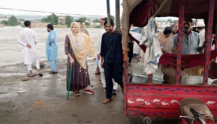 سیلاب سے متاثرہ نوشہرہ کی بہادر افسر کی بروقت کاوش رنگ لے لائی