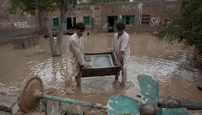 نوشہرہ، سیلابی پانی نے گھروں میں موجود اشیاء کو برباد کردیا