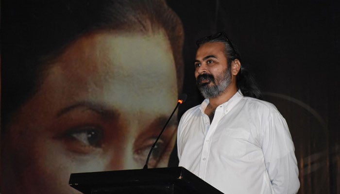 نیرہ نور کے صاحبزادے ناد علی نے تقریب سے اظہار خیال کرتے ہوئے۔