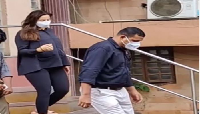 Alia Bhatt spotted in black outfit flaunting her baby bump