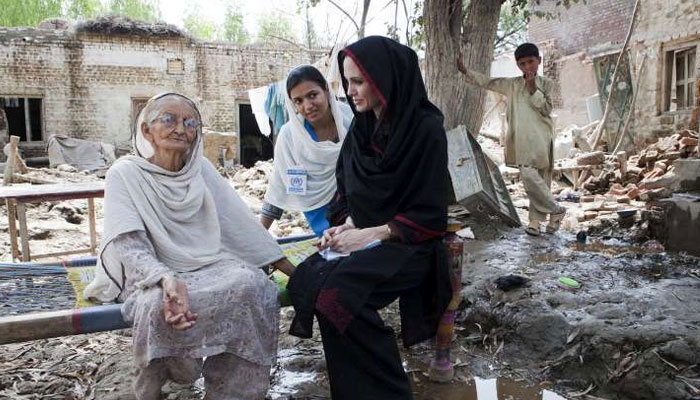 انجلینا جولی 2010ء کے سیلاب سے متاثرہ ایک بوڑھی پاکستانی خاتون سے بات کرتے ہوئے، فوٹو یونیسف