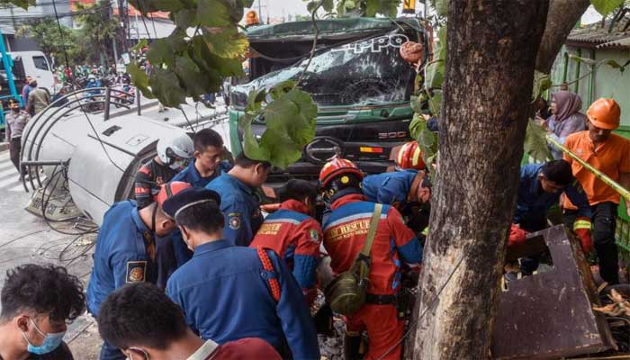 انڈونیشیا: ٹرک اسکول کے باہر بس اسٹاپ پر چڑھ گیا، 10 طلبا ہلاک