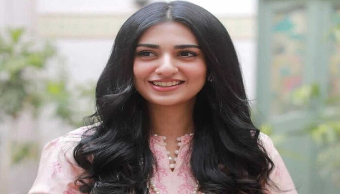Sarah Khan shares a cute moment with daughter Alyana
