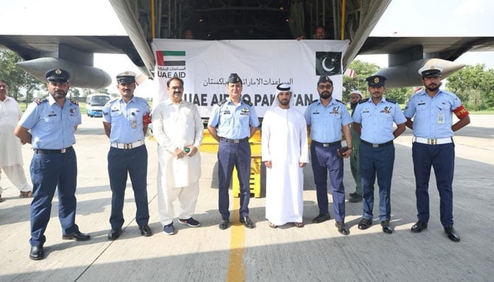امارات سے ایک اور پرواز امدادی اشیا لے کر پاکستان پہنچ گئی