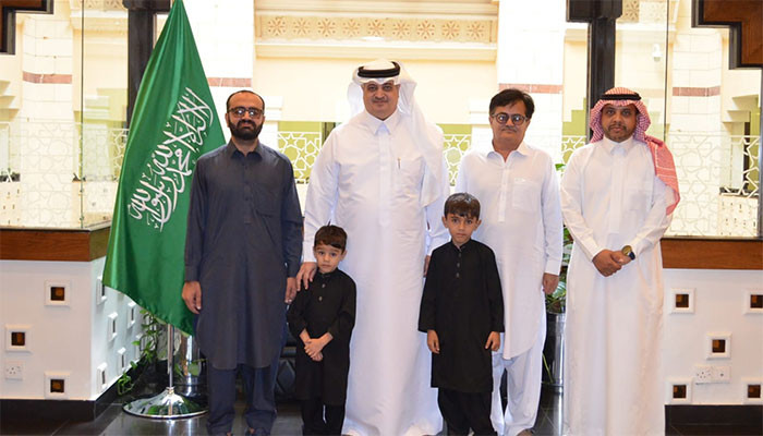 The Saudi ambassador met with the child who gave Umrah money to the flood victims