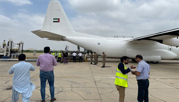 متاثرینِ سیلاب کیلئے متحدہ عرب امارات کی امدادی پرواز پہنچ گئی