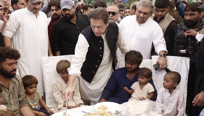 سکھر دورہ، عمران خان کے طرزِ عمل پر تنقید