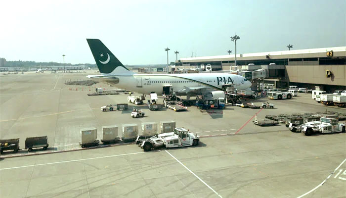 دبئی سے اسلام آباد کی پرواز 18 گھنٹے لیٹ، ذمہ داران کیخلاف کارروائی کا عندیہ