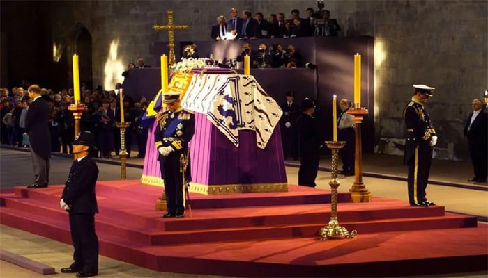ملکہ برطانیہ الزبتھ دوم کا تابوت آج ایڈنبرا پہنچایا جائے گا—تصویر بشکریہ غیر ملکی میڈیا