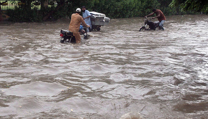 کراچی میں تیز بارش کے بعد شاہراہیں ڈوب گئیں