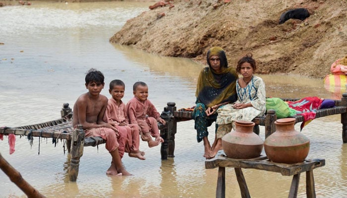 سیلاب کے باعث بے گھر ہونے والے افراد پر بادل ٹوٹ پڑے