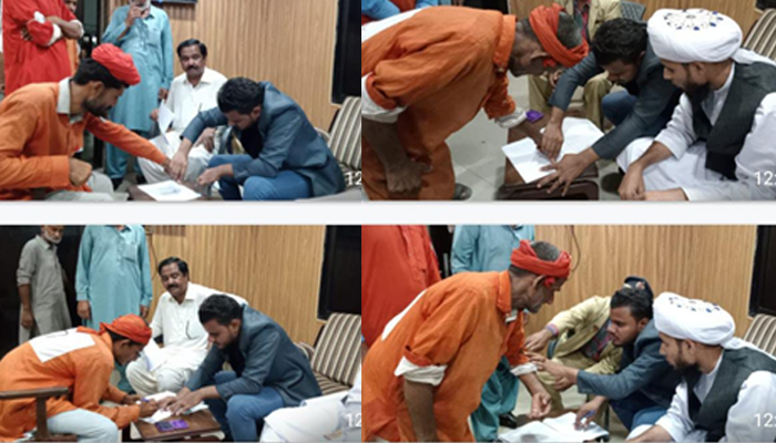 محکمۂ ریلوے کی جانب سے قلیوں کو امدادی رقم دی جا رہی ہے