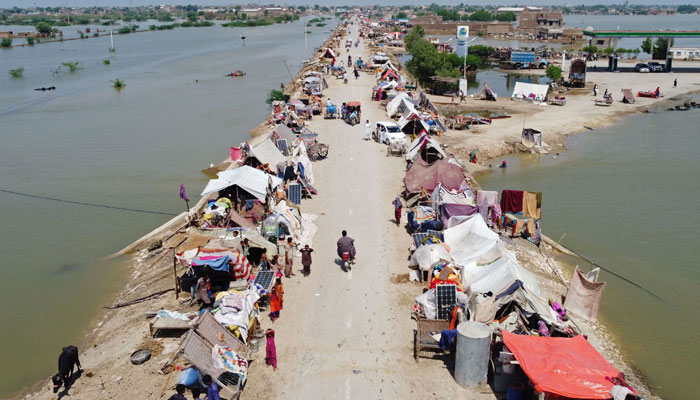 ٹھٹھہ: دریائے سندھ کے قریب بند پر متاثرین سیلاب 20 روز سے امداد کے منتظر