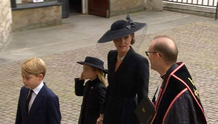 شہزادی کیٹ مڈلٹن تینوں بچوں کے ہمراہ ویسٹ منسٹر ایبے پہیچ گئیں۔ / تصویر بشکریہ برطانوی میڈیا