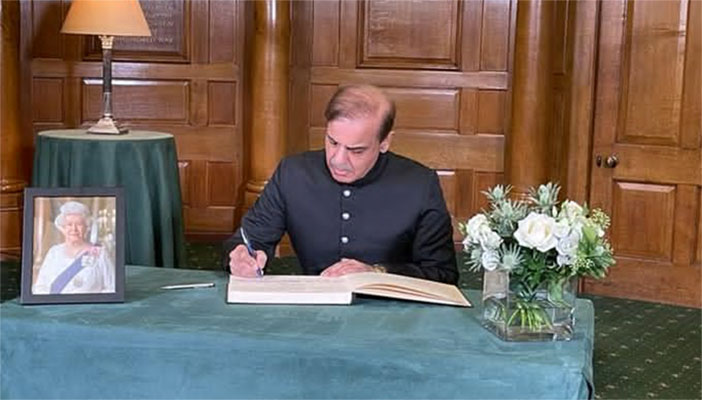 وزیر اعظم نے چرچ ہاؤس لندن میں تعزیتی کتاب میں تاثرات درج کیے