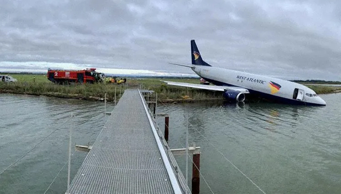 فرانس میں مونٹ پیلیئر ایئر پورٹ پر بے قابو ہو کر سمندر کے عین کنارے لینڈنگ کرنے والا طیارہ
