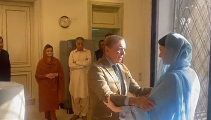 شہباز شریف نے مریم نواز کو گلے لگاکر مبارکباد دی