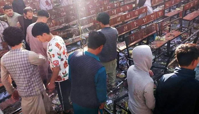 کابل کے علاقے دشت برچی میں واقع تعلیمی مرکز میں خودکش حملے کے بعد لوگ دھماکے کی جگہ پر جمع ہیں—تصویر بشکریہ غیر ملکی میڈیا