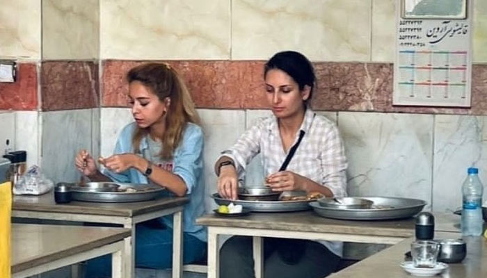 ایران: حجاب کے بغیر باہر کھانے پر خاتون کو گرفتار کر لیا گیا