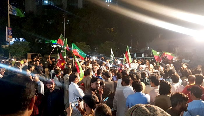 کراچی: شارع فیصل نرسری کے قریب پی ٹی آئی کارکنوں کا احتجاج، ٹریفک معطل