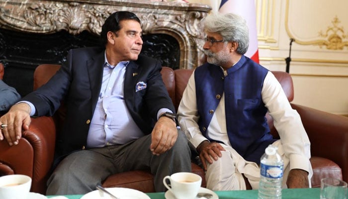 راجہ پرویز اشرف اور پیپلز پارٹی یورپ کے سینئر رہنما چوہدری فاروق احمد کی ملاقات کی جاری کی گئی تصویر