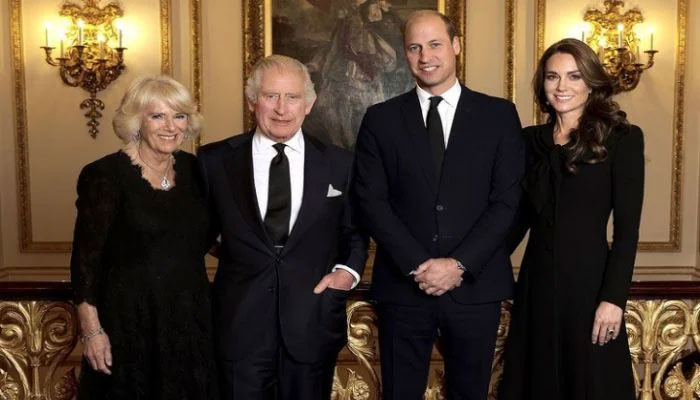 بکنگھم پیلس کی جانب سے جاری کردہ کنگ چارلس، کیملا کوئین کنسورٹ، شہزادہ ولیم اور کیٹ مڈلٹن کی تصویر