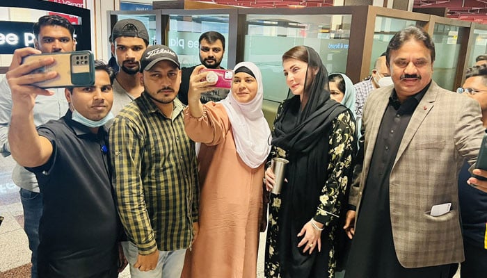 Selfies of citizens at the airport with Maryam Nawaz