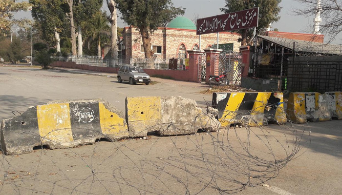 Order to open road outside Lal Masjid
