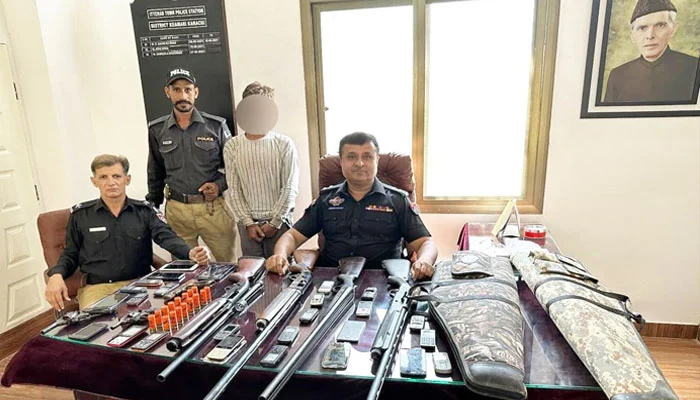 بلدیہ ٹاؤن کراچی کے گھر سے برآمد ہونے والے اسلحہ جو ایک نجی اسکول سے چوری ہوا تھا