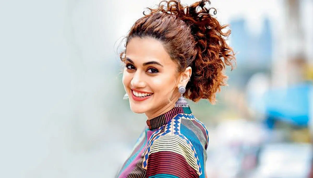 Taapsee Pannu relishes golgappa snacks in Delhi