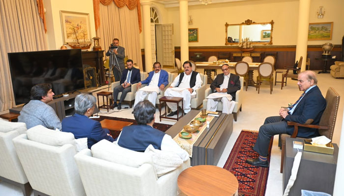 وزیراعظم شہباز شریف سے چوہدری شجاعت کی ملاقات کا منظر