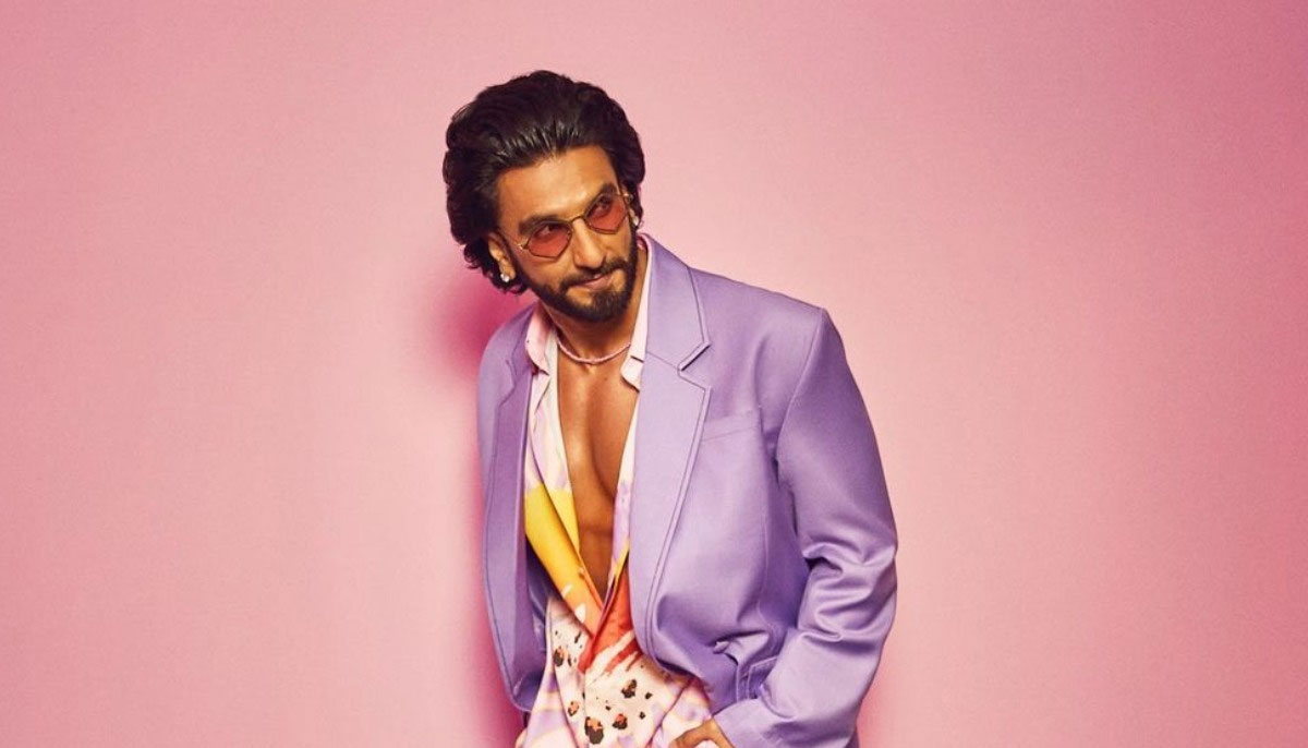Ranveer Singh bows to Nana Patekar on stage: Watch viral clip