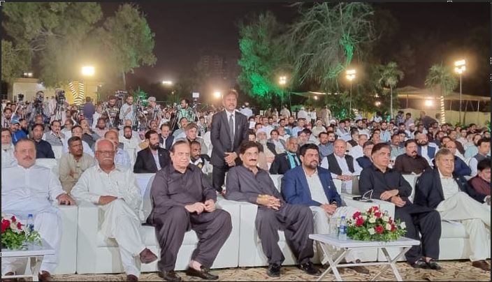 گورنر سندھ کامران ٹیسوری اور وزیراعلیٰ مراد علی شاہ گورنر ہاؤس میں منعقدہ محفلِ میلاد میں شریک ہیں۔
