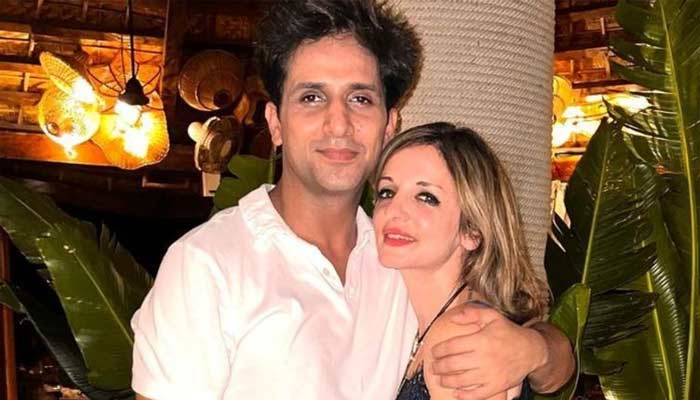 سوزین خان کی 44 ویں سالگرہ، بوائے فرینڈ نے تصویری مجموعے کی ویڈیو شیئر کردی