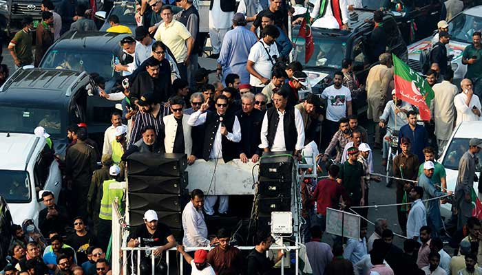 چیئرمین پی ٹی آئی عمران خان کی قیادت میں گزشتہ روز شروع کیا گیا لانگ مارچ —تصویر بشکریہ گوگل