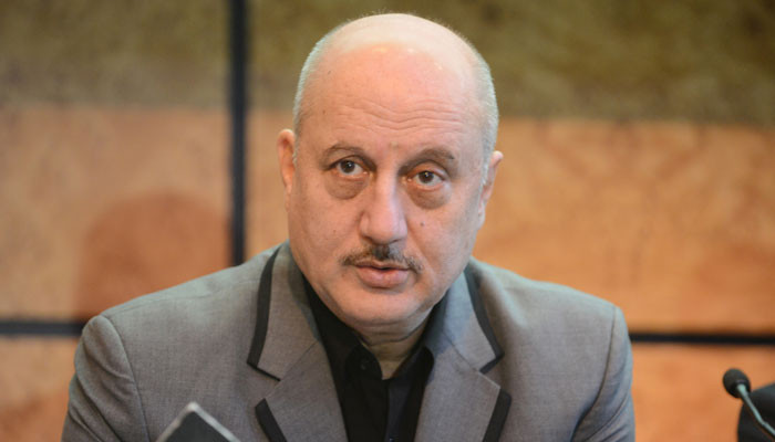 انوپم کھیر کا والدہ دلاری کے مارنے، پیٹنے اور گھر سے نکالنے کا تذکرہ