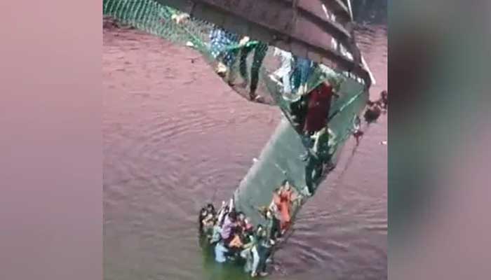 بھارت: گجرات میں دریا پر بنا پُل گرنے سے 60 سے زائد افراد ہلاک، متعدد زخمی