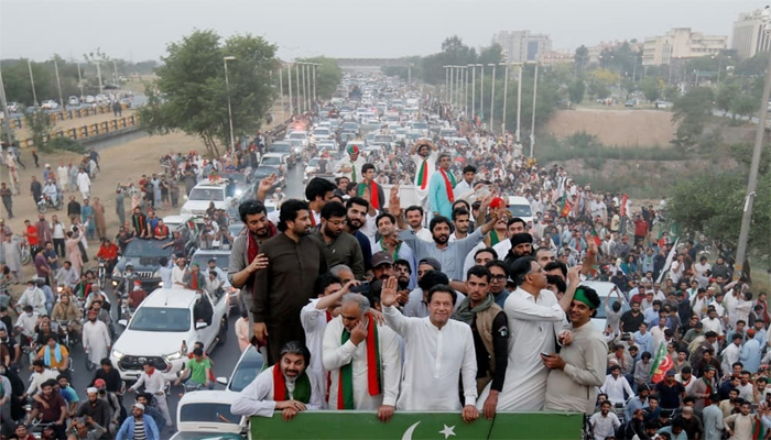 عمران خان کی قیادت میں پی ٹی آئی کا لانگ مارچ اسلام آباد کی جانب گامزن ہے—فائل فوٹو