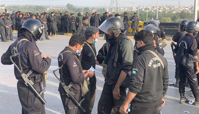 اسلام آباد پولیس کا خصوصی اسکواڈ فیض آباد پر مستعد کھڑا ہے، عقب میں ایف سی اہلکار بھی نظر آرہے ہیں۔