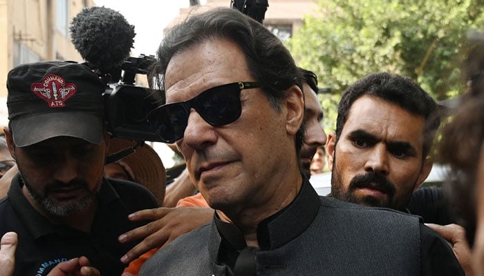 عمران خان نے ایف آئی آر کو مضحکہ خیز کہہ دیا