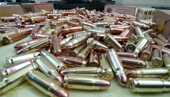 فیس بک اور واٹس ایپ کے ذریعے اسلحہ فروخت کرنے والے گرفتار ملزمان سے برآمد پستول کی گولیاں—تصویر بشکریہ CTD
