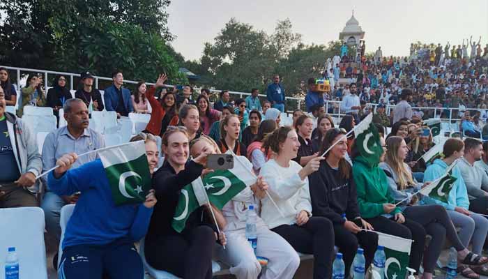 پاکستان، آئرلینڈ کی ویمن کرکٹ ٹیمز واہگہ بارڈر پر پرچم کشائی کی تقریب میں شریک