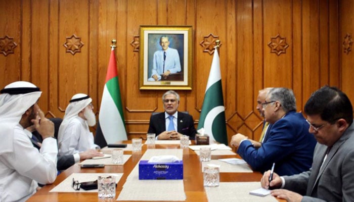 وفاقی وزیر خزانہ اسحاق ڈار کا متحدہ عرب امارات کا دورہ