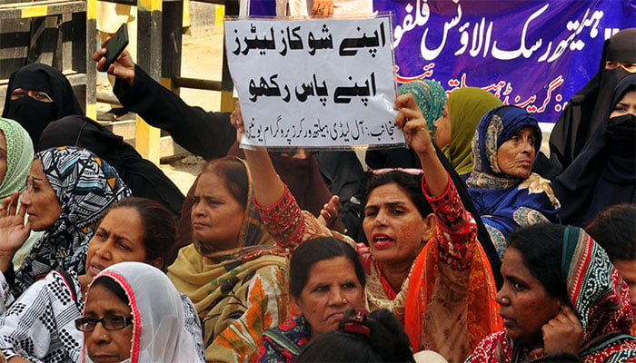 کراچی: سرکاری اسپتالوں کے عملے کا احتجاج، پولیس کا لاٹھی چارج، 2 نرسوں کی حالت غیر