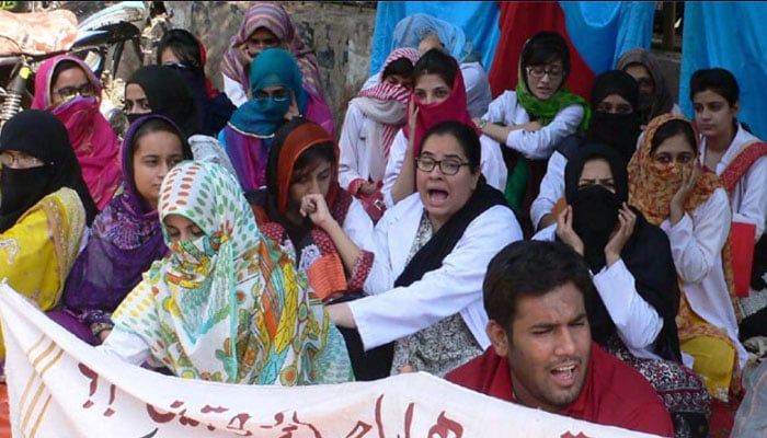 سندھ: طبی عملے کی ہڑتال، رینجرز و فوج سے مدد لینے کا فیصلہ