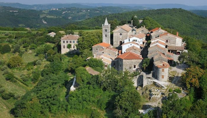 کروشیا میں صرف 3 گلیوں پر مشتمل دنیا کا سب سے چھوٹا قصبہ