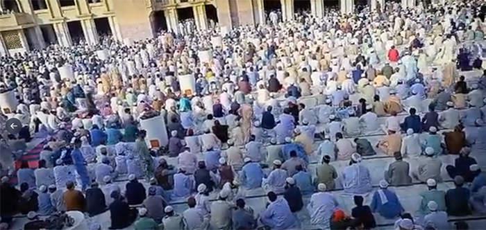 مفتی محمد رفیع عثمانیؒ کی نمازِ جنازہ عوام کی بڑی تعداد نے شرکت کی—تصویر بشکریہ ٹوئٹر